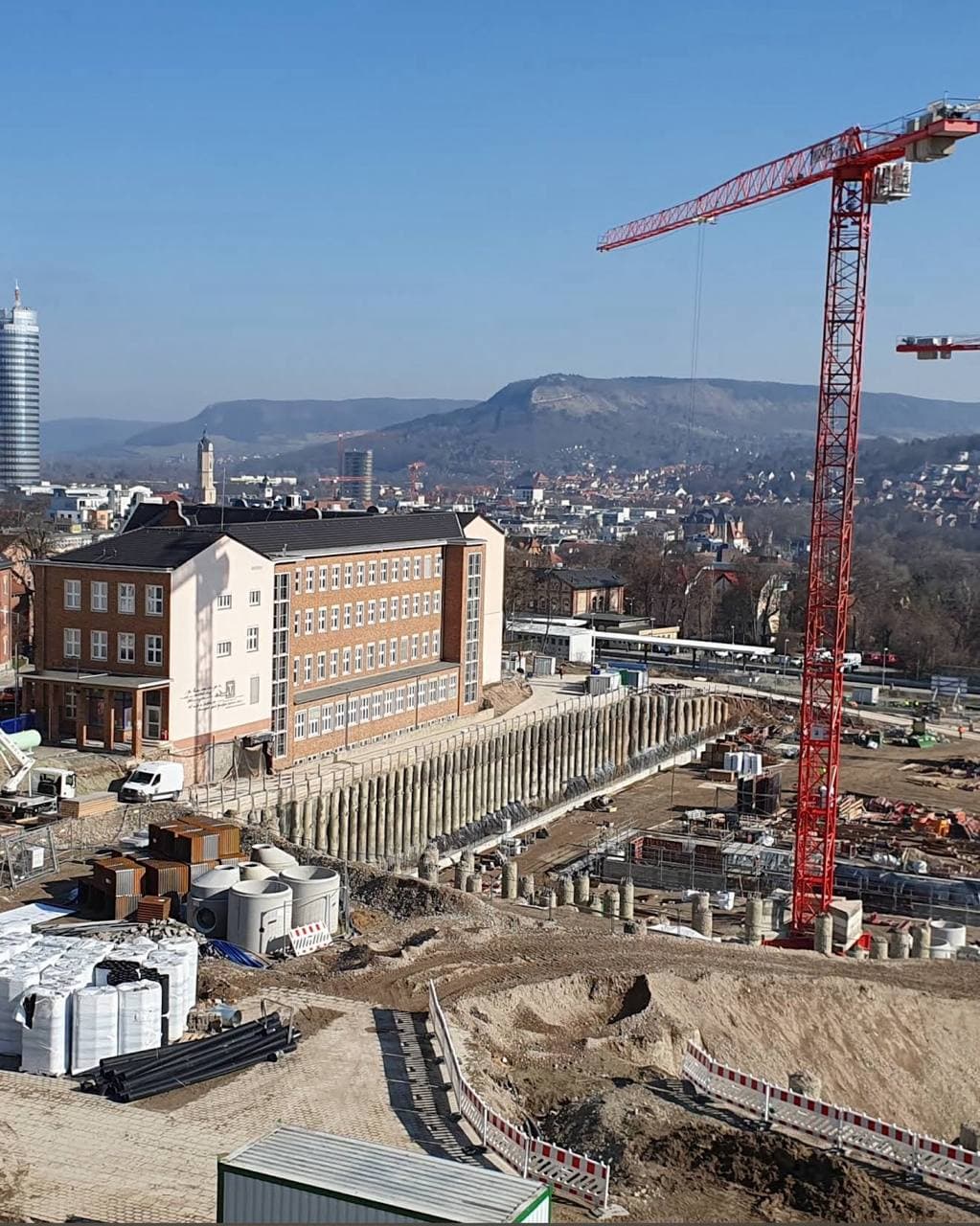 Котлован с башенным краном на объекте в Германии
